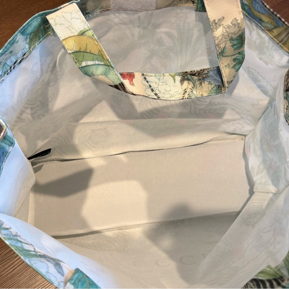 GUCCI BEAUTY GWP Limited Edition Tiger Tote - Picture 8 of 12
